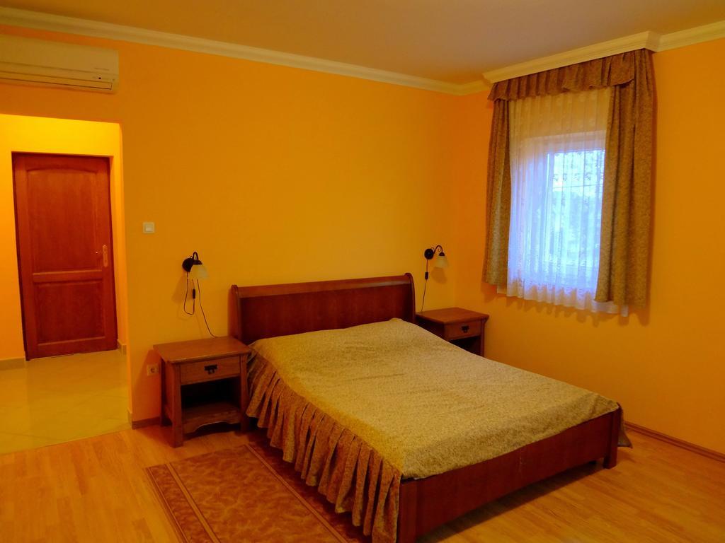 Horvath Vendeghaz Hotel Orosháza Buitenkant foto